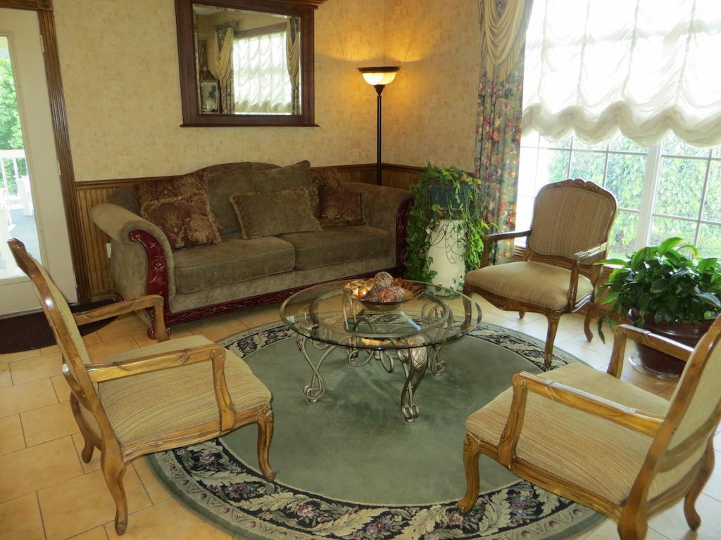 Honeysuckle Inn & Conference Center Branson Esterno foto